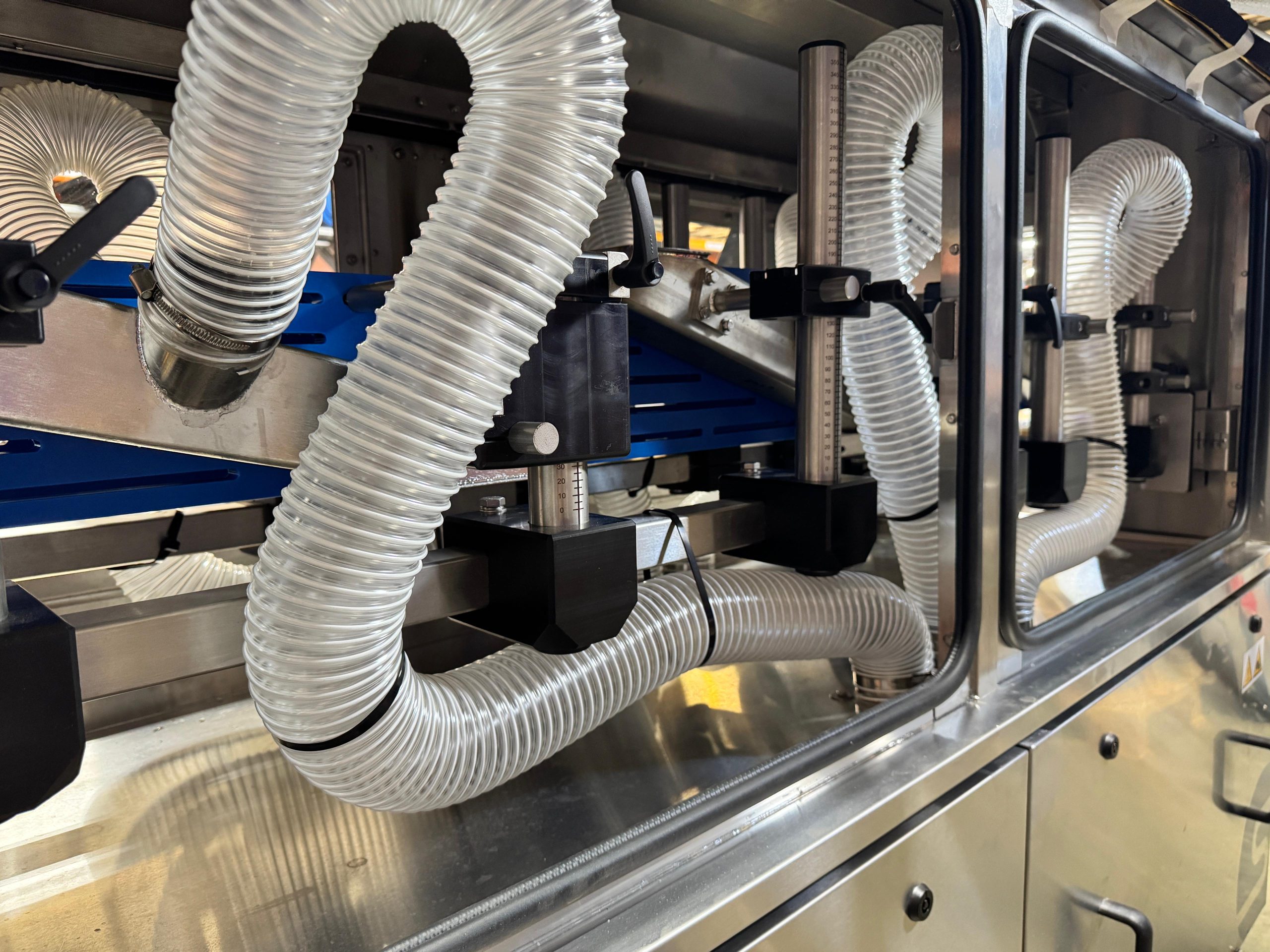 Adjustable DryGuide Plus drying fixtures and airflow hoses inside the drying tunnel