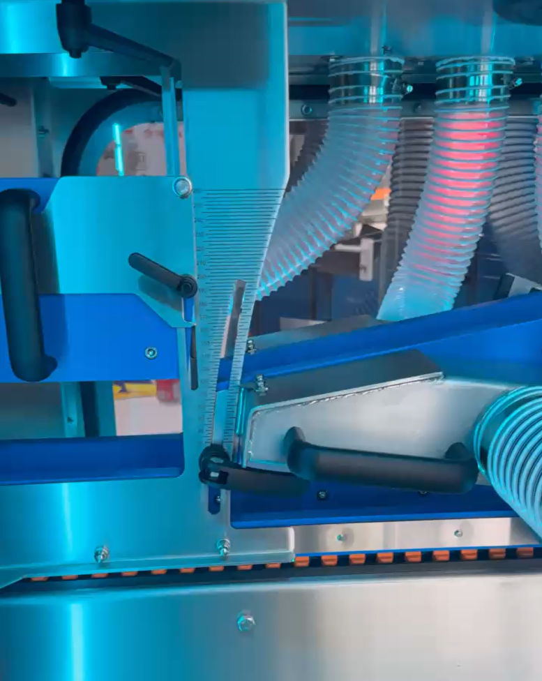 Adjustable DryGuide Essential top and side drying fixtures inside the machine